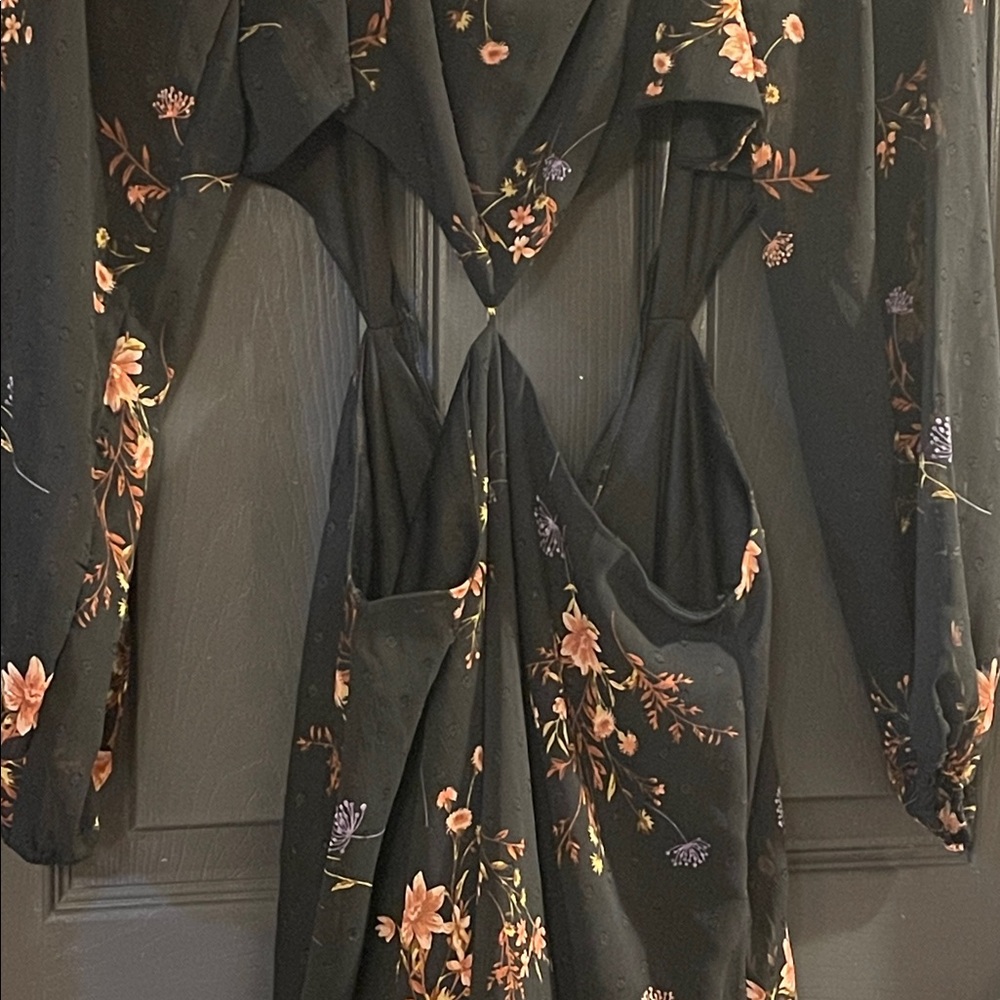Forever 21 Elegant Floral Long Sleeve Cut-out Dress - Picture 2 of 4